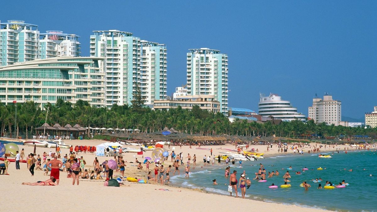 Desetitisíce turistů uvázly v „čínské Havaji“, zavřené kvůli covidu